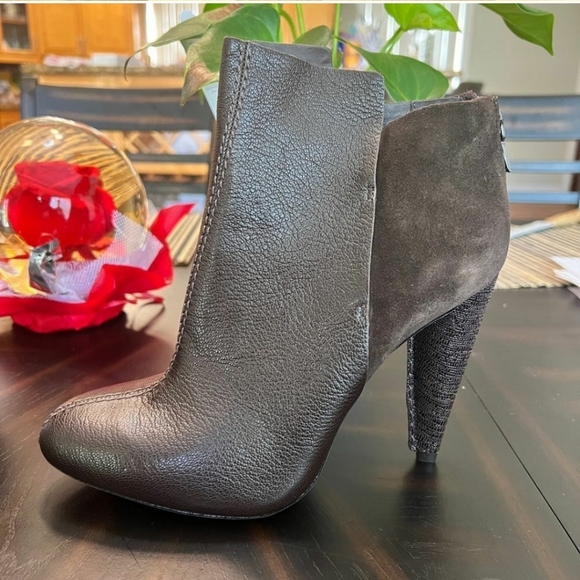 Gorgeous, dark brown suede, & pebble grain leather booties, size 8.5 - Picture 2 of 8